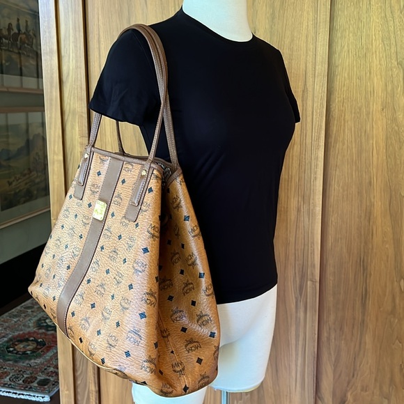 MCM Liz Reversible Large Visetos Tote Bag. Dust bag included. - Picture 3 of 9